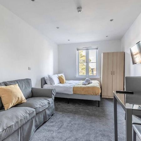 Modern Apartment On Egham High St And Close To Royal Holloway מראה חיצוני תמונה