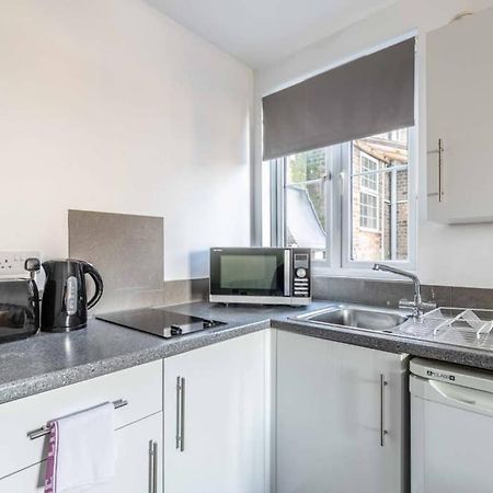 Modern Apartment On Egham High St And Close To Royal Holloway מראה חיצוני תמונה