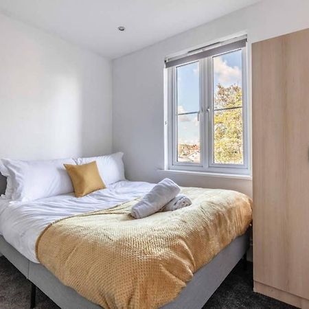 Modern Apartment On Egham High St And Close To Royal Holloway מראה חיצוני תמונה