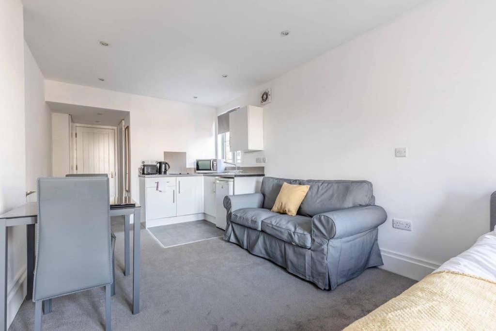 Modern Apartment On Egham High St And Close To Royal Holloway מראה חיצוני תמונה