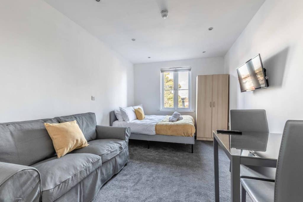 Modern Apartment On Egham High St And Close To Royal Holloway מראה חיצוני תמונה