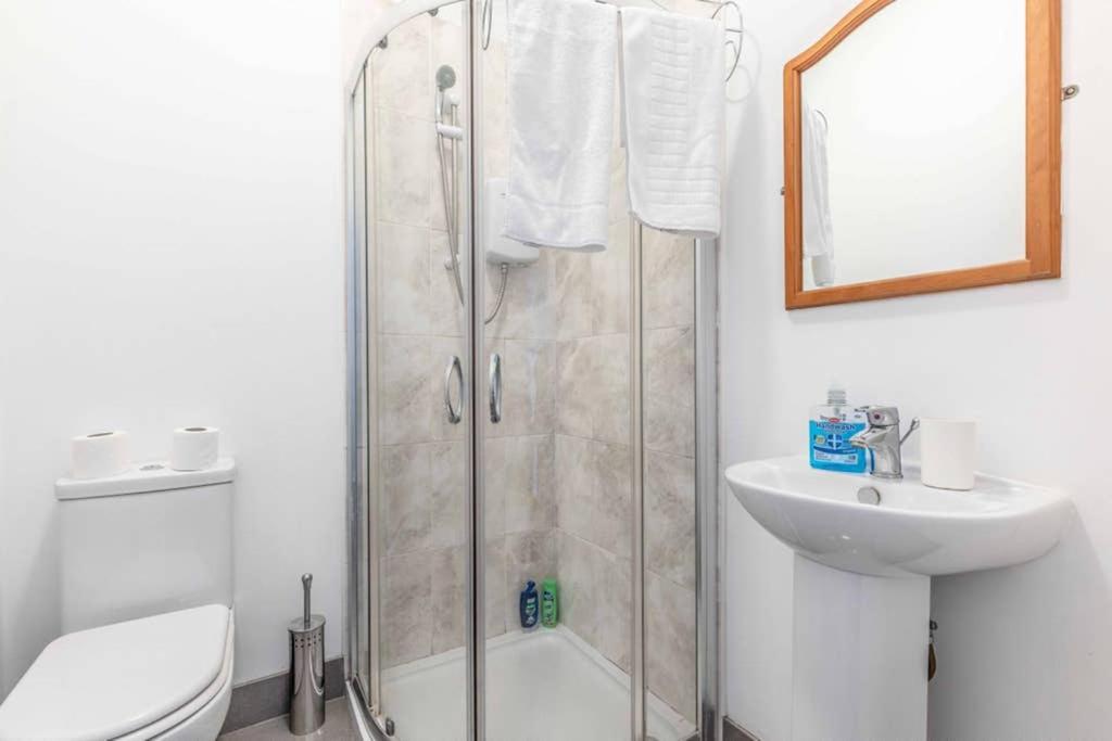 Modern Apartment On Egham High St And Close To Royal Holloway מראה חיצוני תמונה