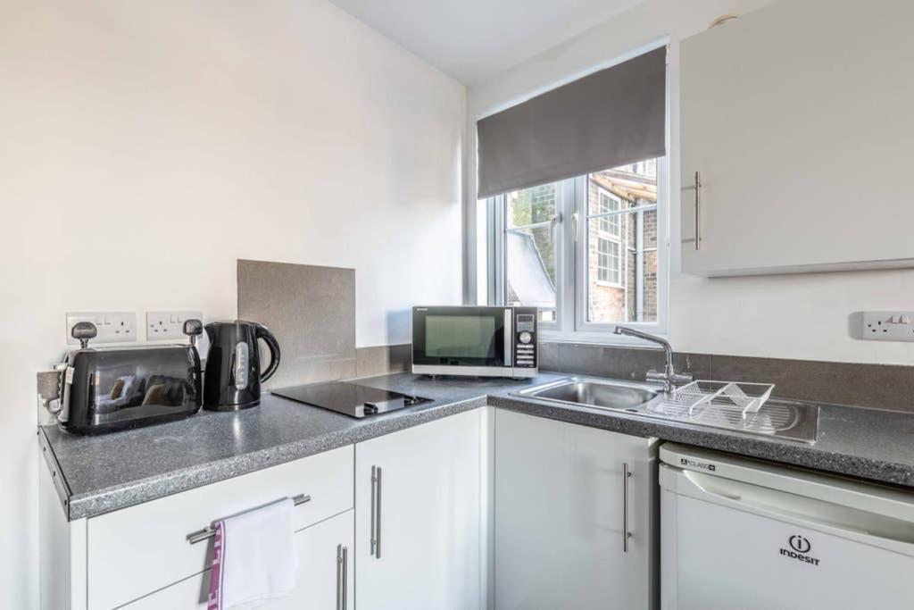 Modern Apartment On Egham High St And Close To Royal Holloway מראה חיצוני תמונה