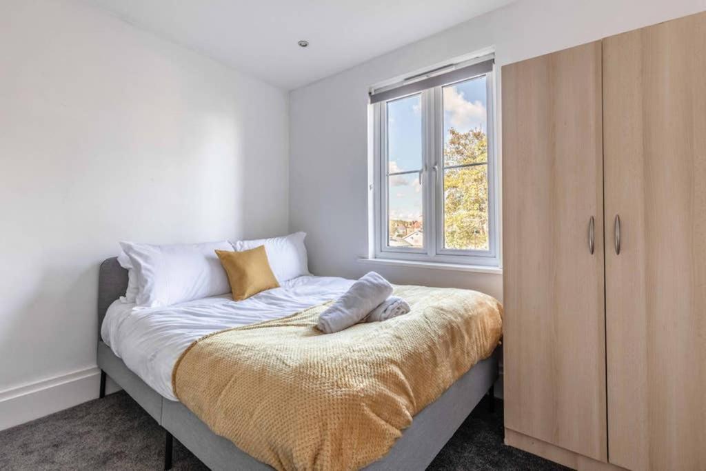 Modern Apartment On Egham High St And Close To Royal Holloway מראה חיצוני תמונה