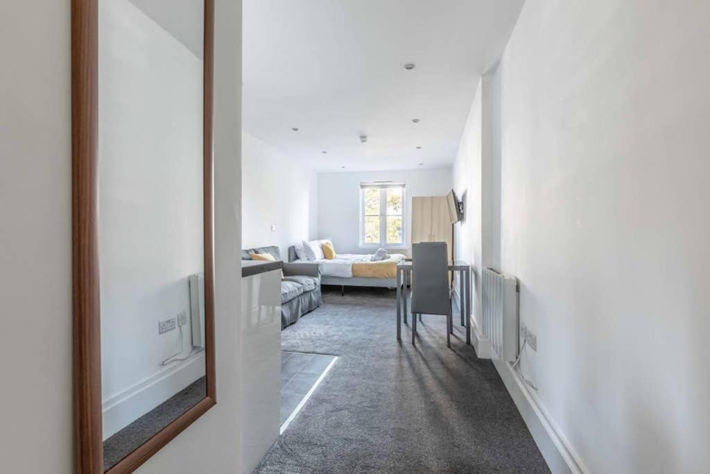Modern Apartment On Egham High St And Close To Royal Holloway מראה חיצוני תמונה