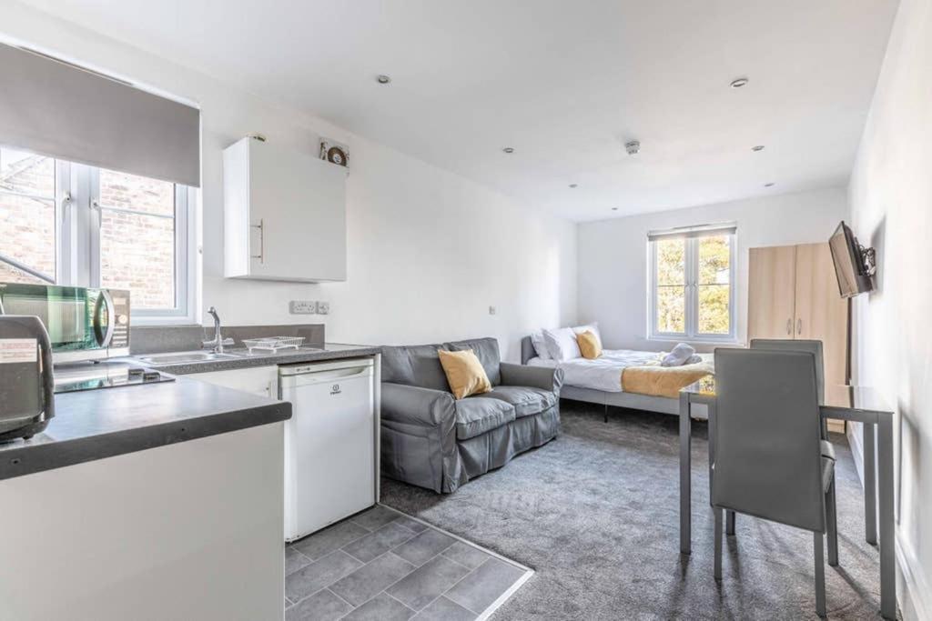 Modern Apartment On Egham High St And Close To Royal Holloway מראה חיצוני תמונה